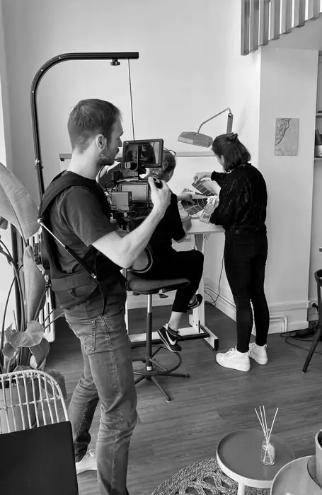 Homme tenant une caméra