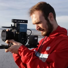 Un homme tenant une caméra