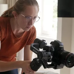 Une femme filmant avec une caméro