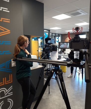Femme en train de regarder sa caméra